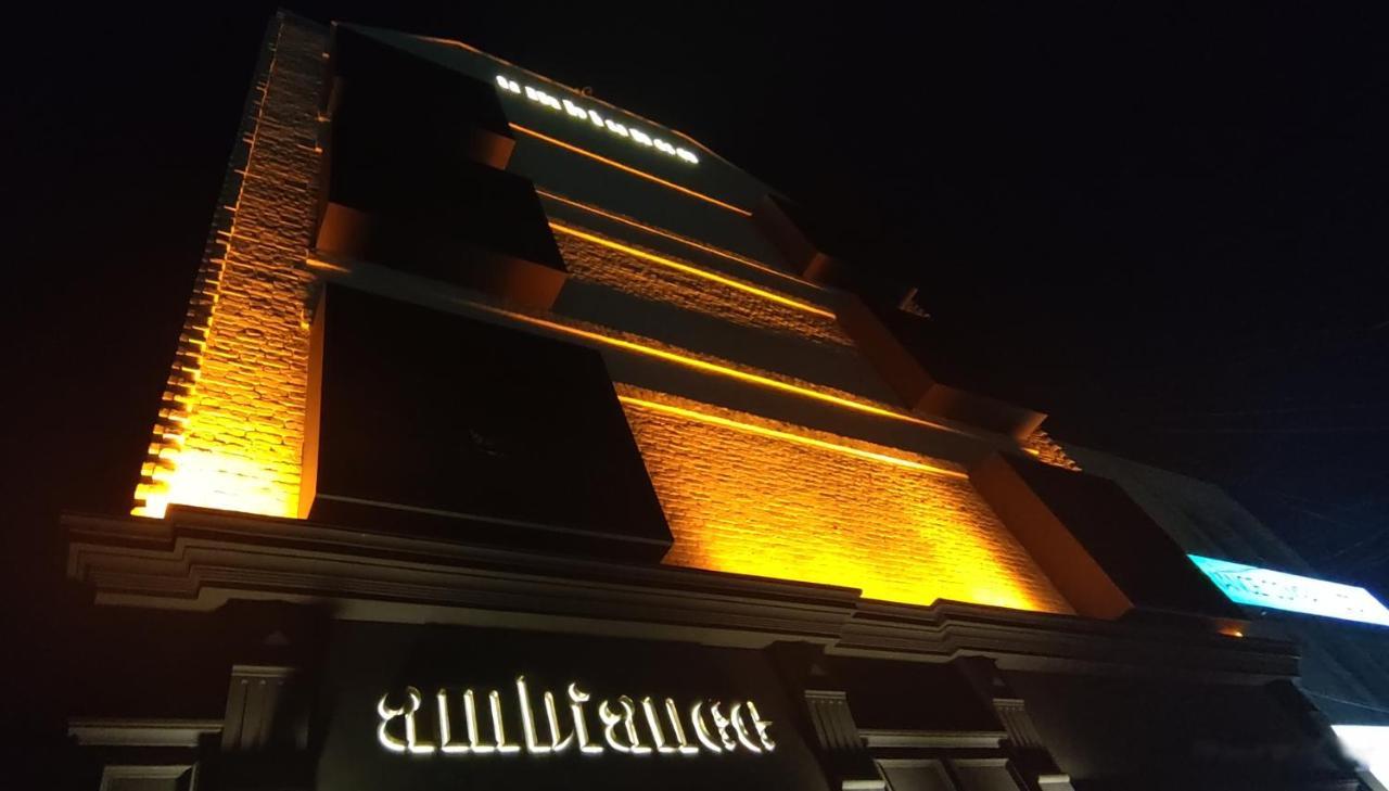 Ambiance Boutique Art Hotel Lahore Exterior foto The building at night