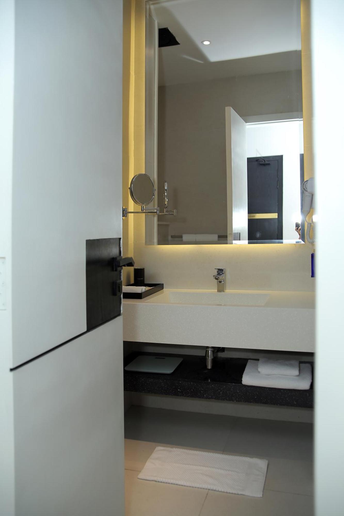 Ambiance Boutique Art Hotel Lahore Exterior foto Bathroom