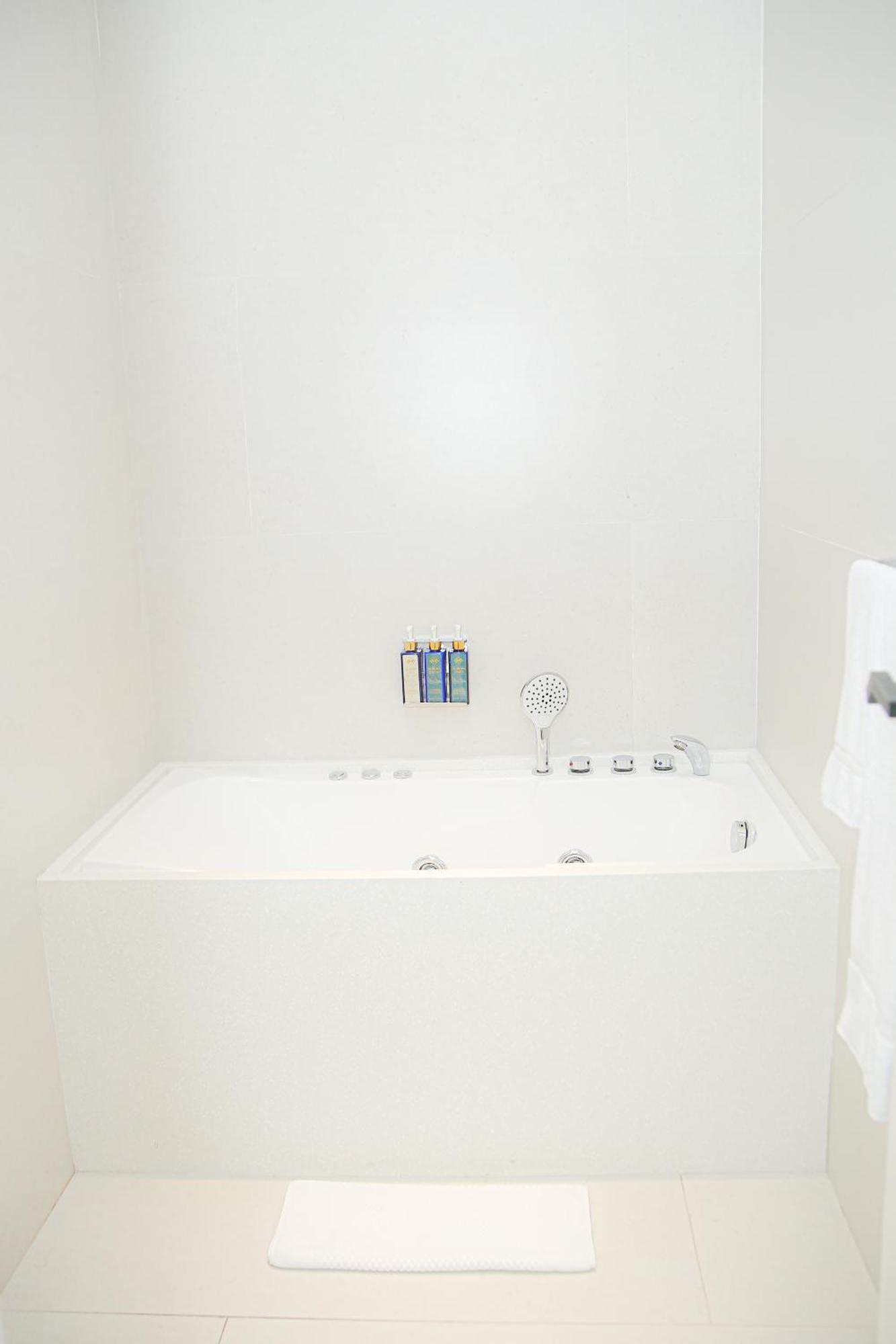 Ambiance Boutique Art Hotel Lahore Habitación foto A shower tray