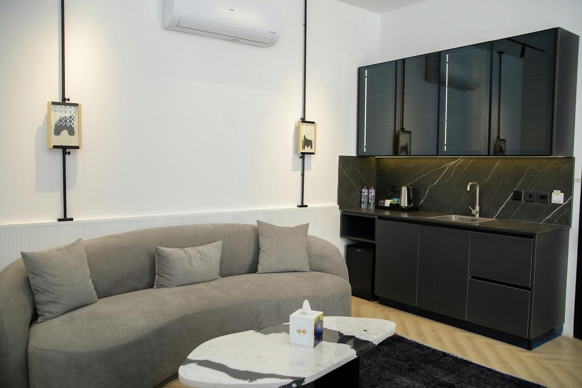 Ambiance Boutique Art Hotel Lahore Habitación foto A living room with a kitchen
