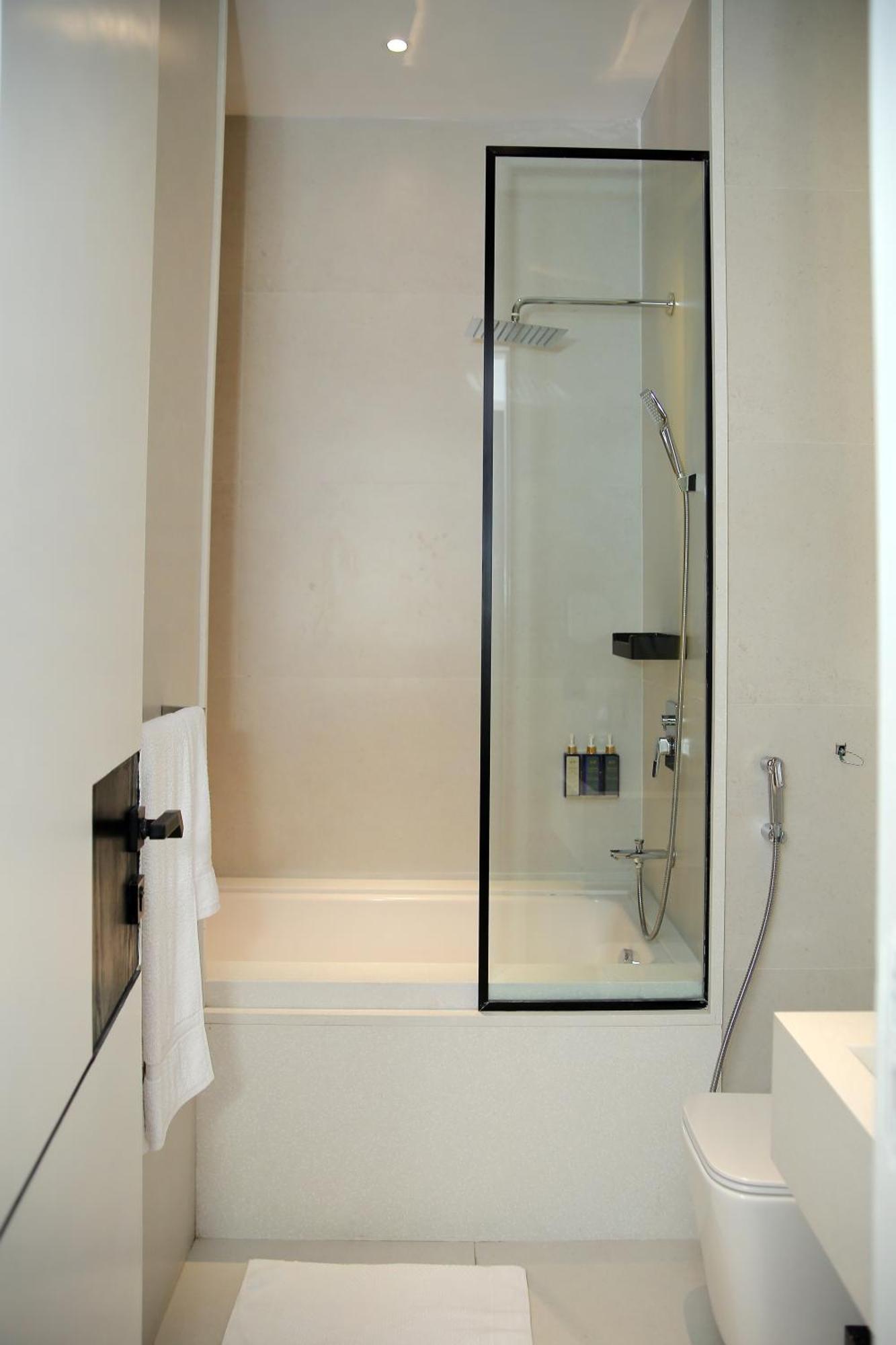 Ambiance Boutique Art Hotel Lahore Exterior foto A shower with a sliding door
