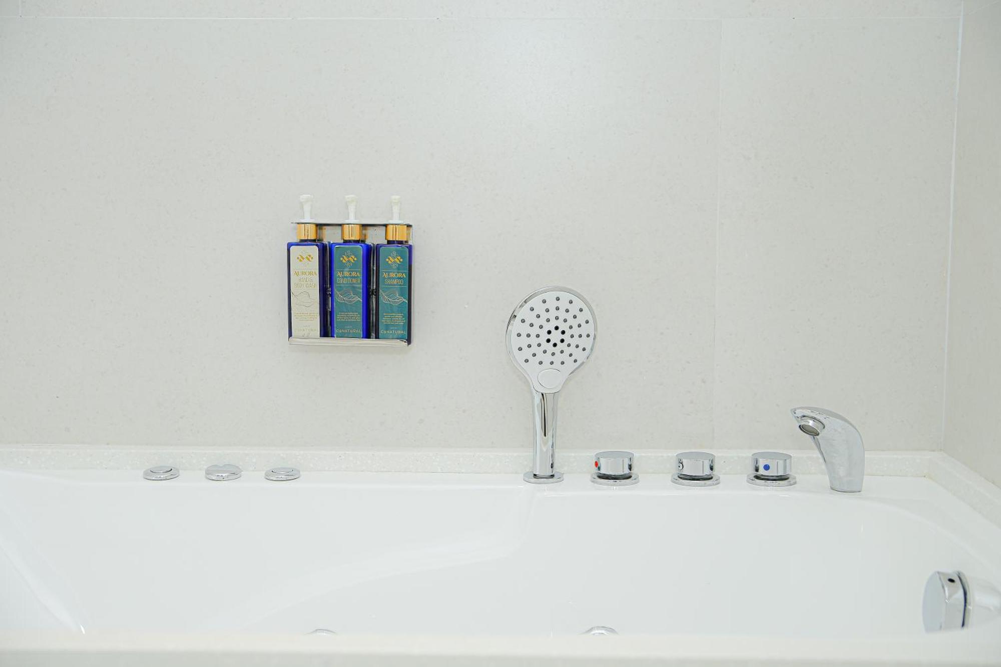 Ambiance Boutique Art Hotel Lahore Habitación foto A shower bath
