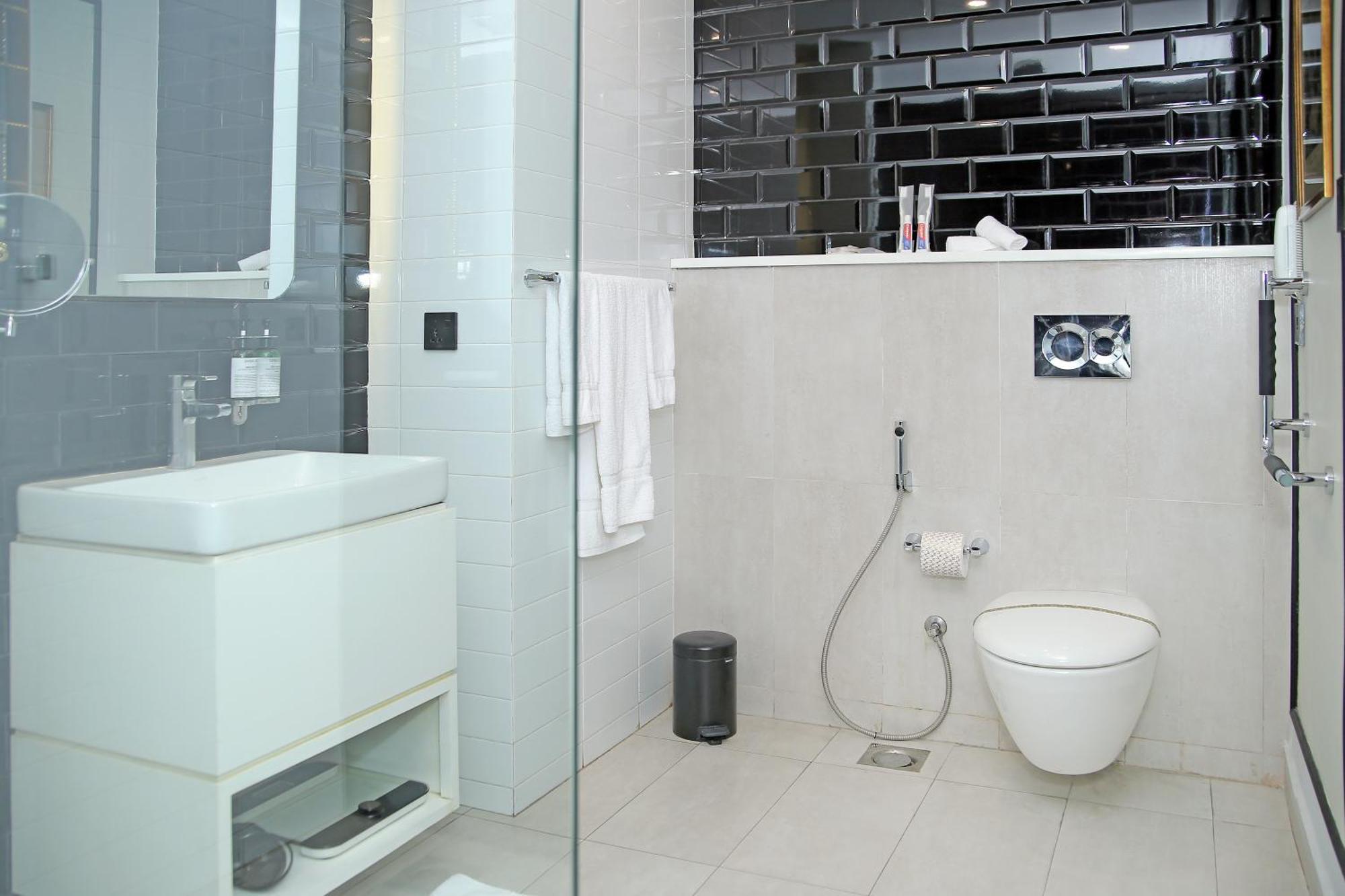 Ambiance Boutique Art Hotel Lahore Habitación foto Bathroom with a bidet and a shower
